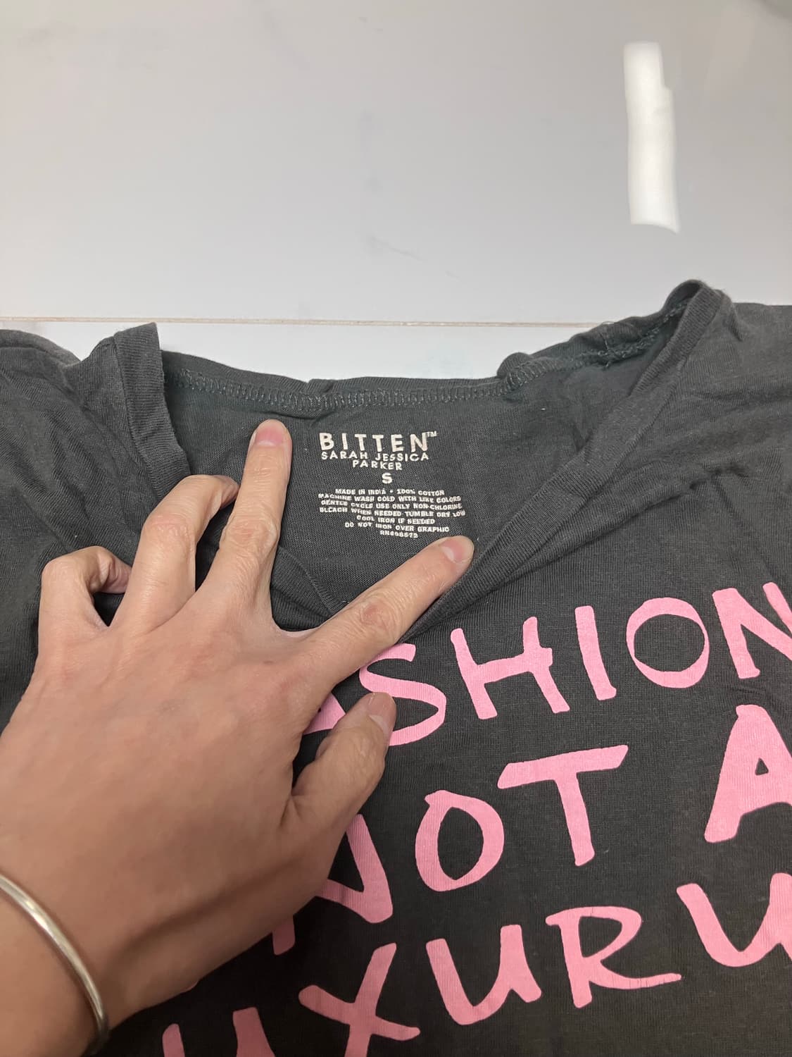 희귀 SJP 사라제시카파커 Y2K 2000s 그래픽 반팔티 챠콜 그레이 상품이미지3