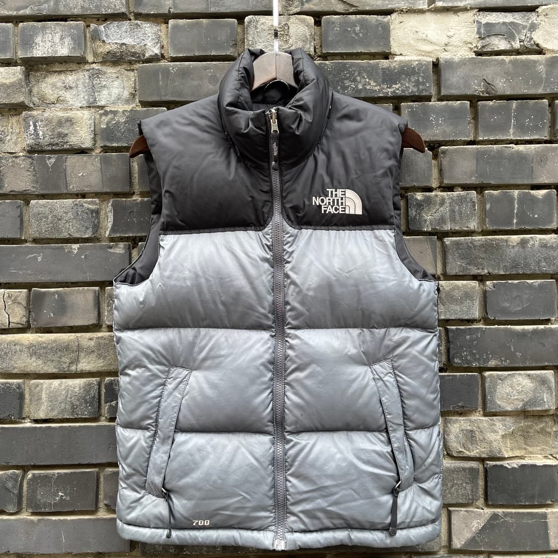 [85] 노스페이스 눕시 700 블랙/그레이 남여 패딩 조끼 상품이미지1