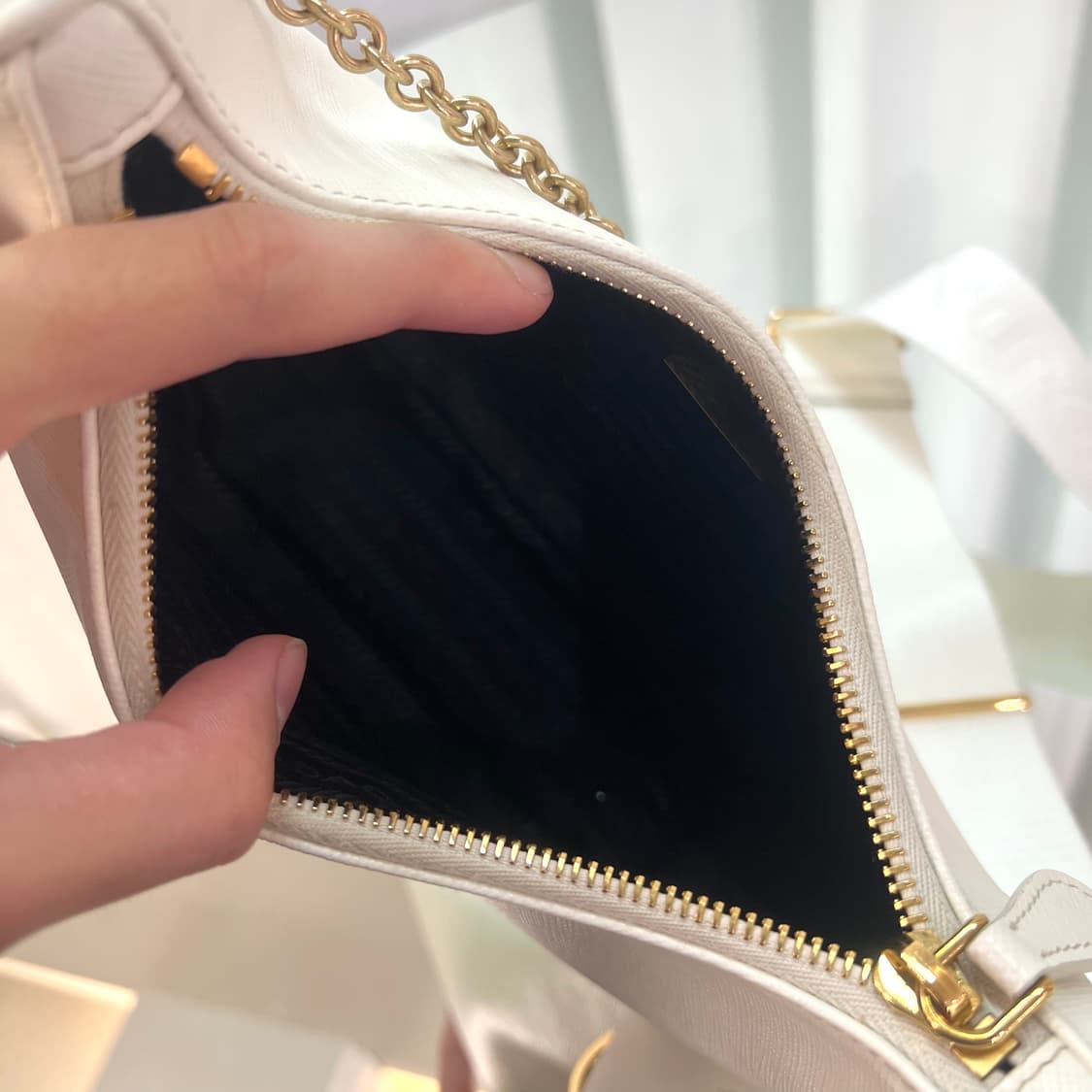 프라다 리에디션 사피아노 레더 체인 금장 크로스 호보백 상품이미지6