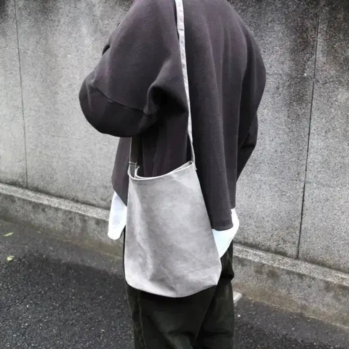 헨더스킴 돈피 숄더백 라이트 그레이 상품이미지7