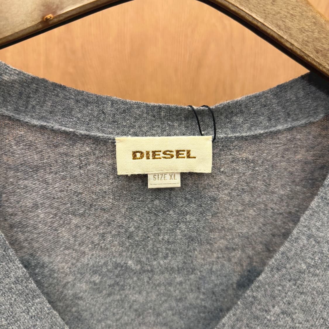 디젤 니트 가디건 백 프린팅 슬리브 블루 스트라이프 배색 디테일 그레이 상품이미지8