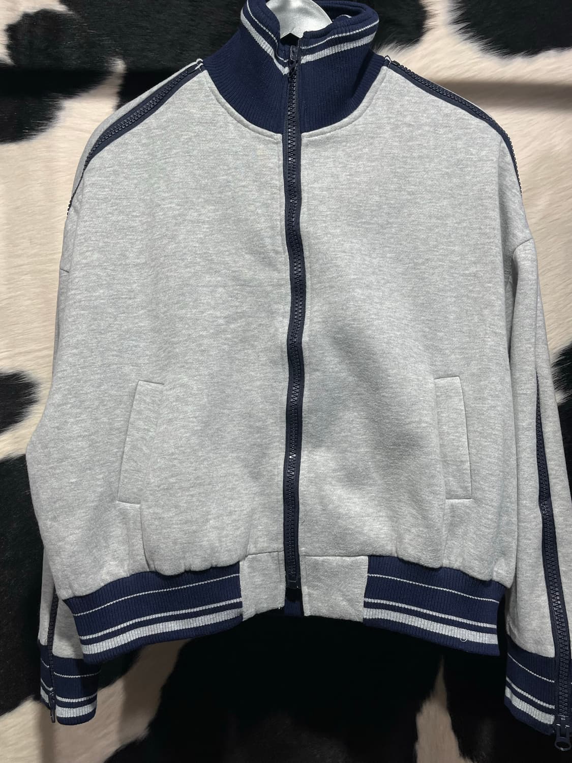 어깨라인 지퍼 디테일 배색 집업 상품이미지2