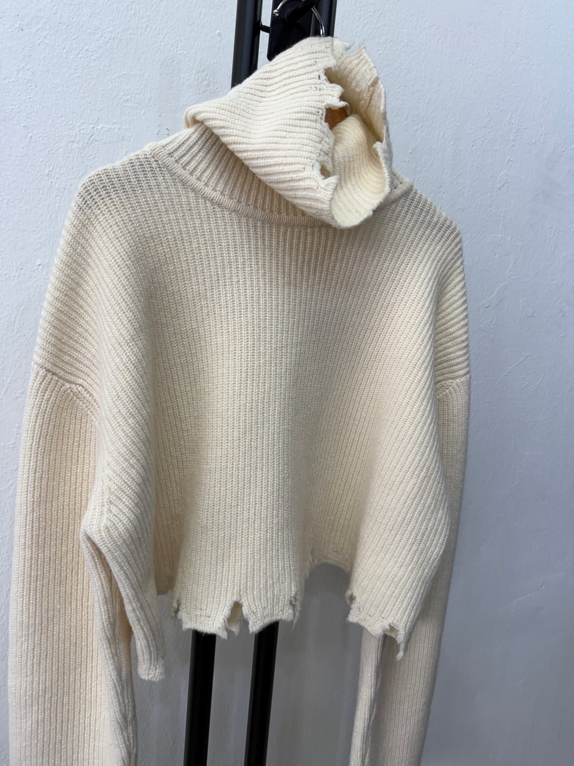 정품) 시스템 한섬 23ss 오버핏 크롭 데미지 니트 스웨터 90 상품이미지2