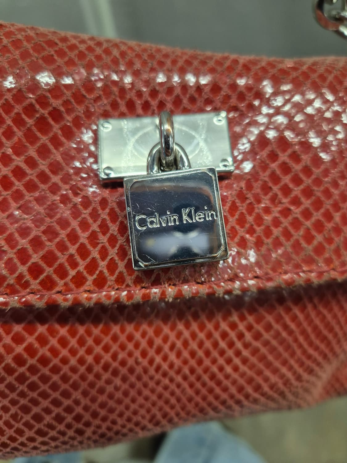 캘빈클라인 여성 레드 뱀피 패턴 체인 크로스백 상품이미지7