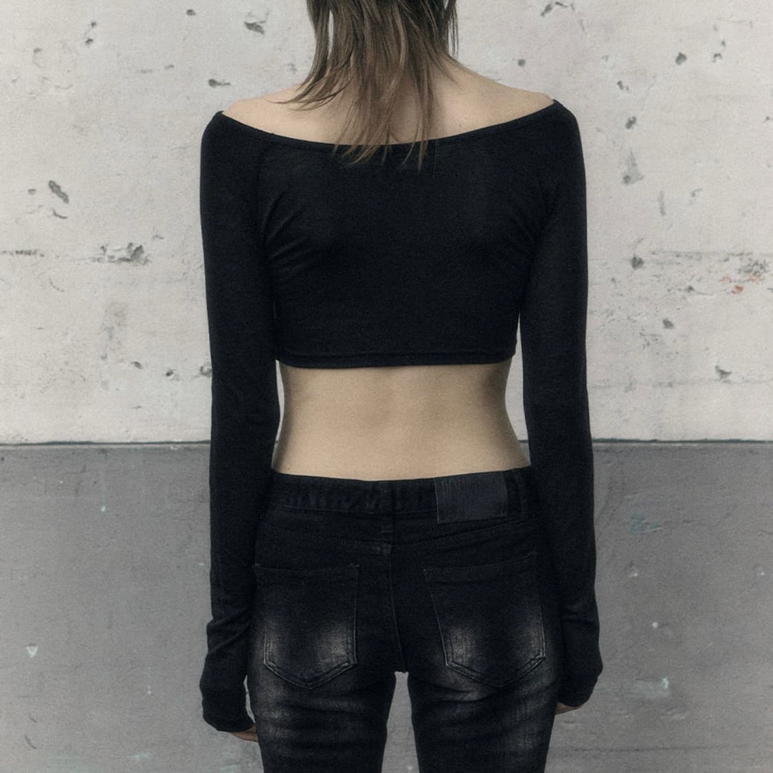 보헤미안서울 프린티드 롱슬리브 크롭 블랙 상품이미지2