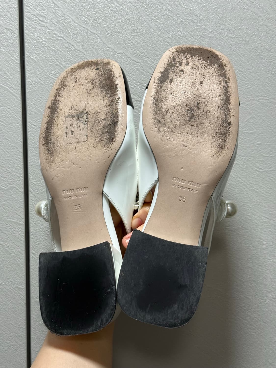 미우미우 페이턴트 레더 슬링백 35사이즈 상품이미지5