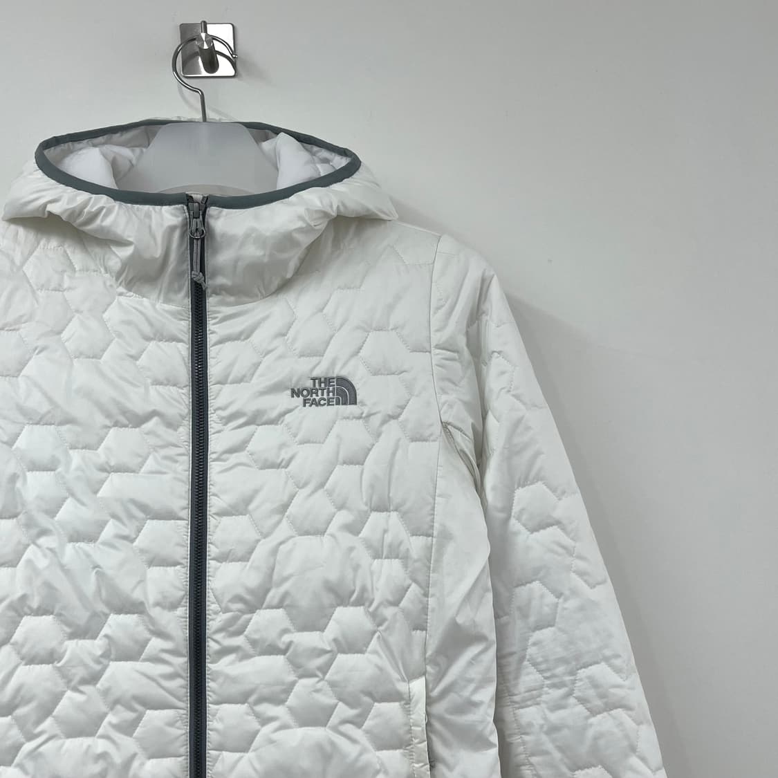 노스페이스 실버 자수로고 화이트 경량 패딩 자켓 상품이미지4