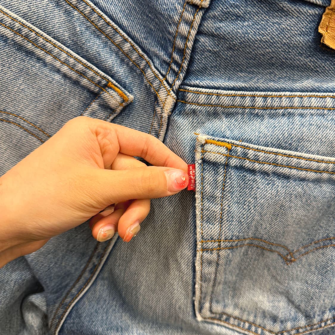 리바이스 501 워싱 데님 팬츠 프레이드 포인트 밴딩 로고 디테일 중청 상품이미지5