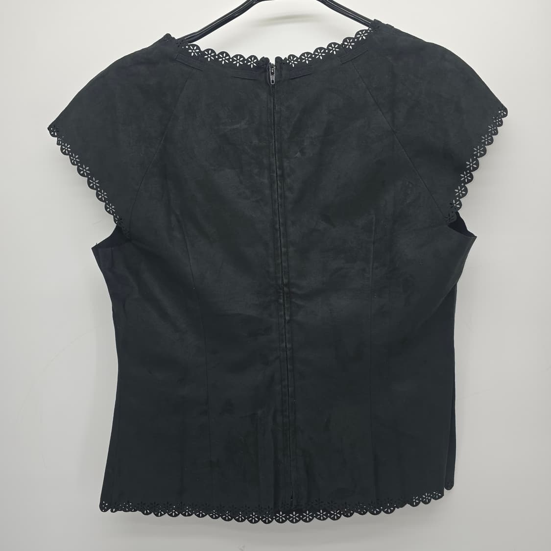 레이저 컷 플라워 디테일 블랙 블라우스 상품이미지6