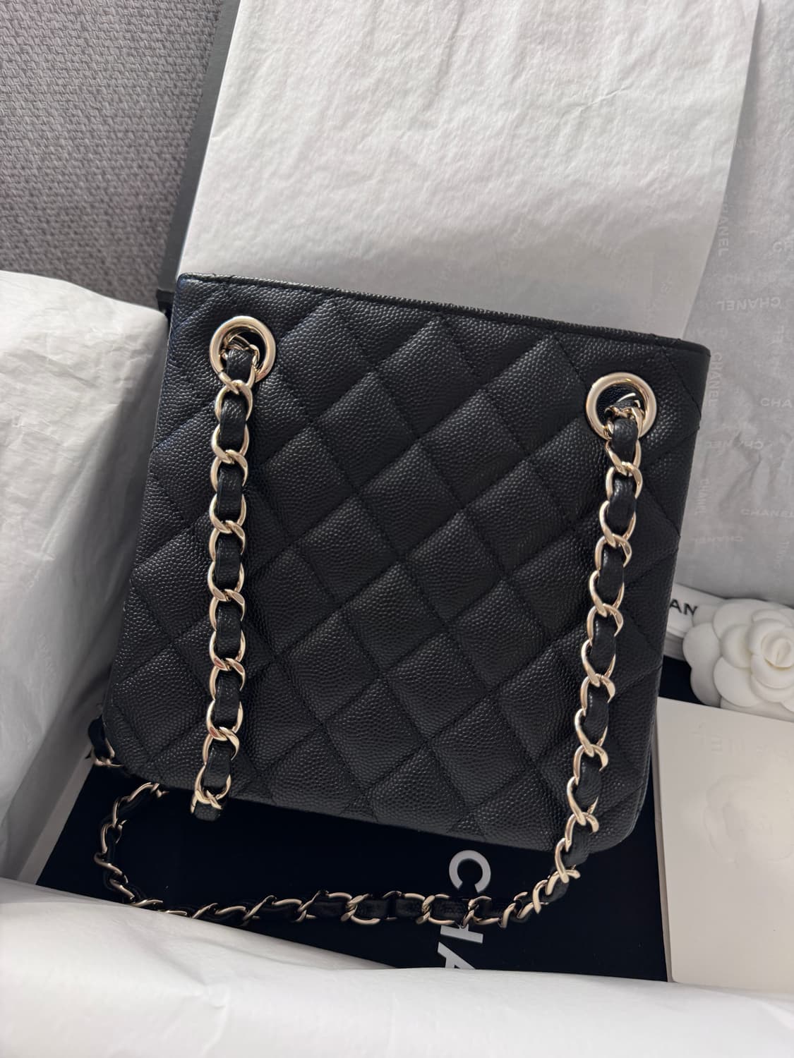 CHANEL 샤넬 클래식 캐비어 미니 버킷백 블랙 금장 상품이미지4