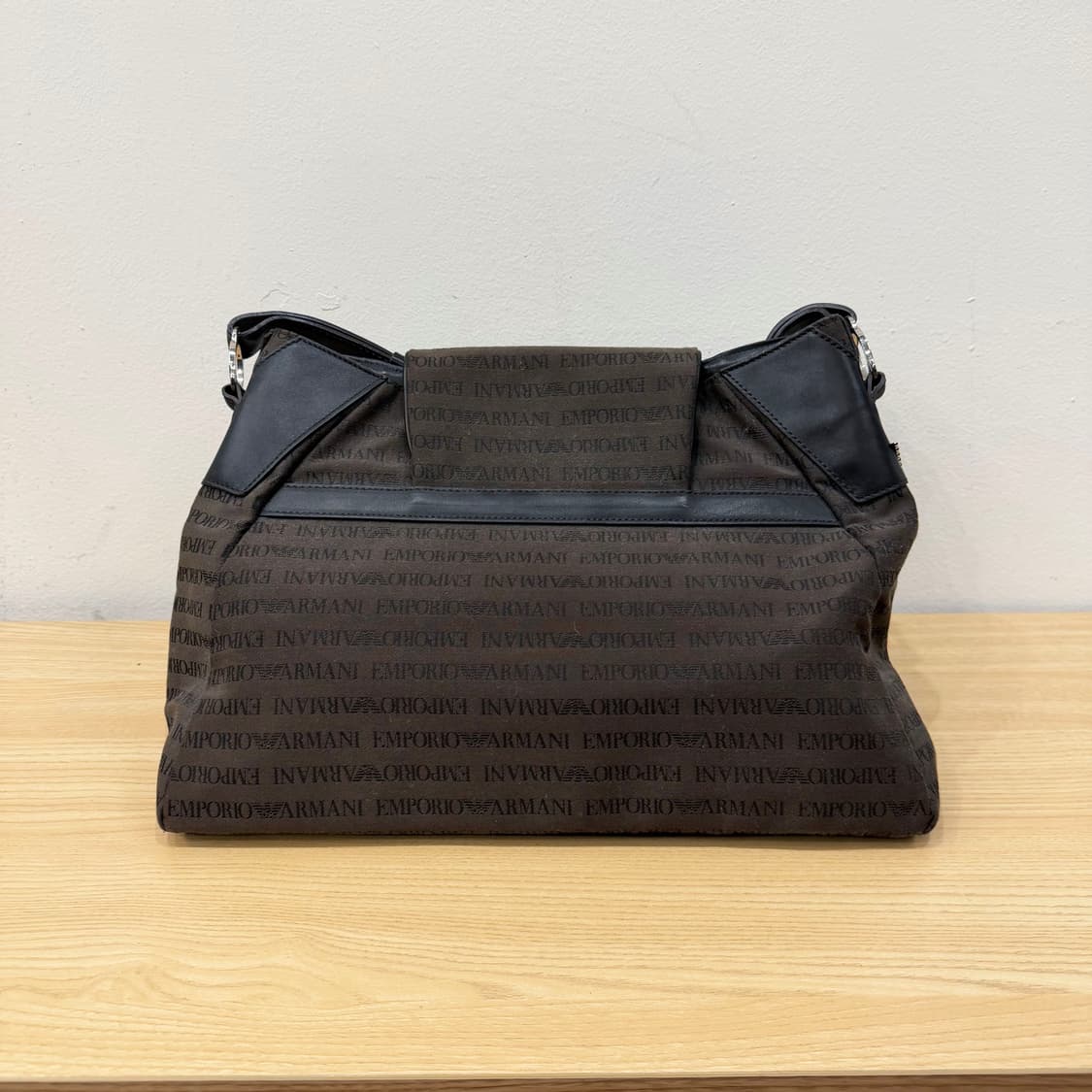 엠포리오 아르마니 캔버스 숄더백 로고 자카드 패턴 디테일 브라운 상품이미지2