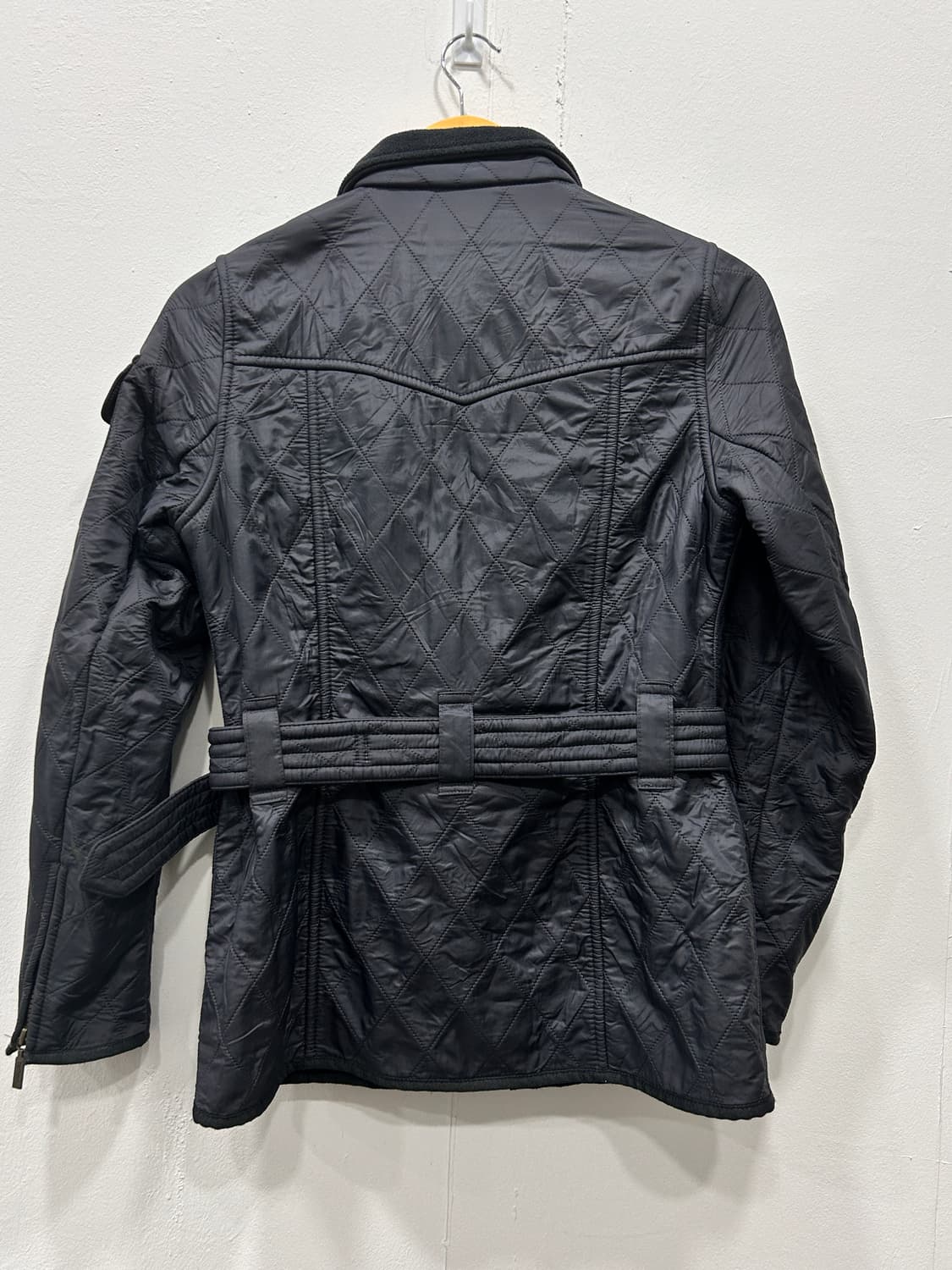 바버 인터내셔널 퀼팅 벨티드 자켓 네이비 여성 85 상품이미지3