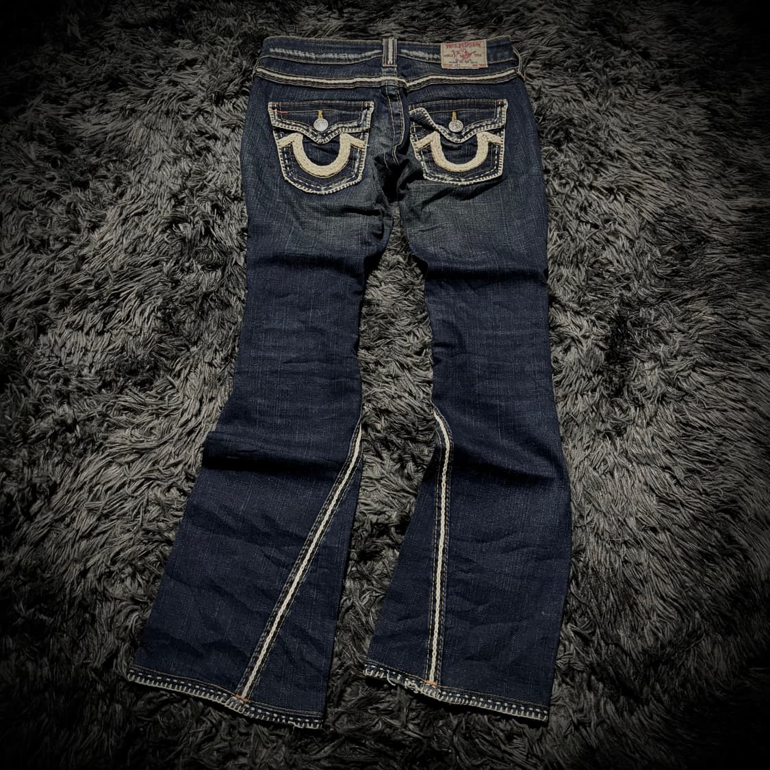 True Religion 화이트 스티치 백 포켓 디테일 부츠컷 데님팬츠 상품이미지2