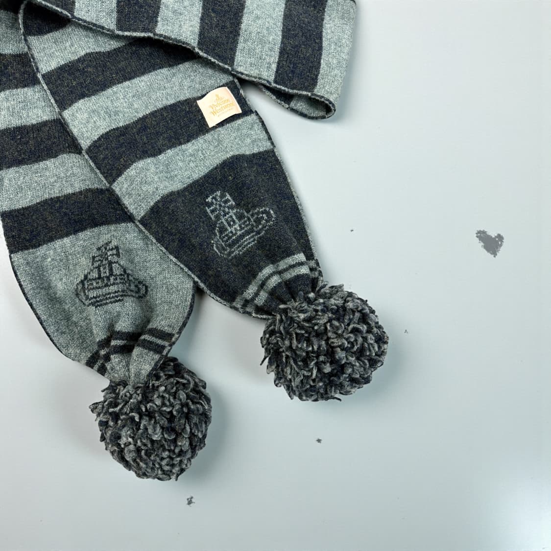 비비안웨스트우드 픽셀로고 퐁퐁 머플러 상품이미지3