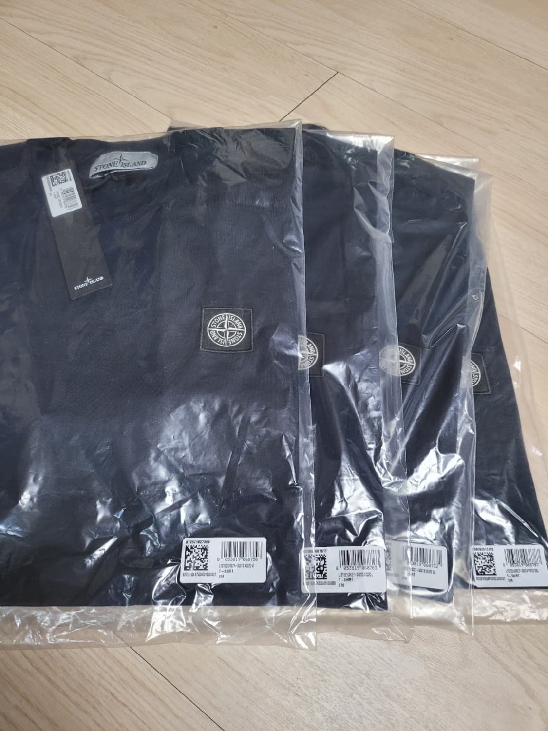 [제목] 옷장 속 '치트키'가 될 한 벌, 스톤아일랜드 네이비 로고 티셔 상품이미지6