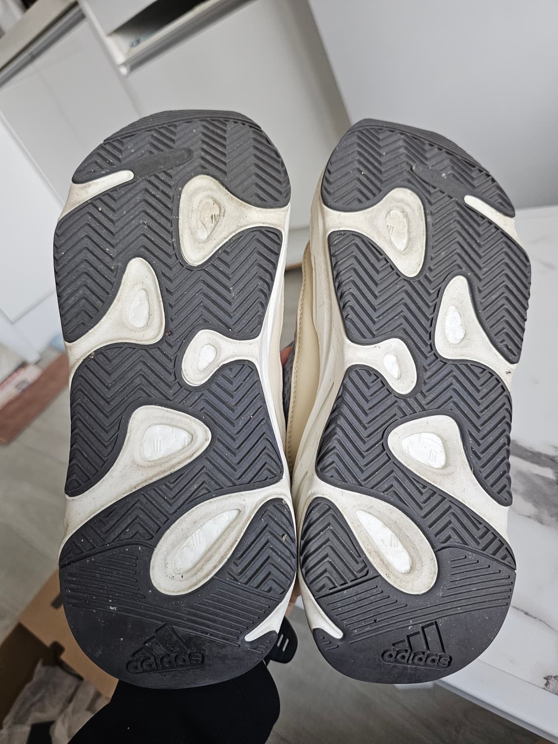 이지부스트700v2 크림, 275 정품 상품이미지3