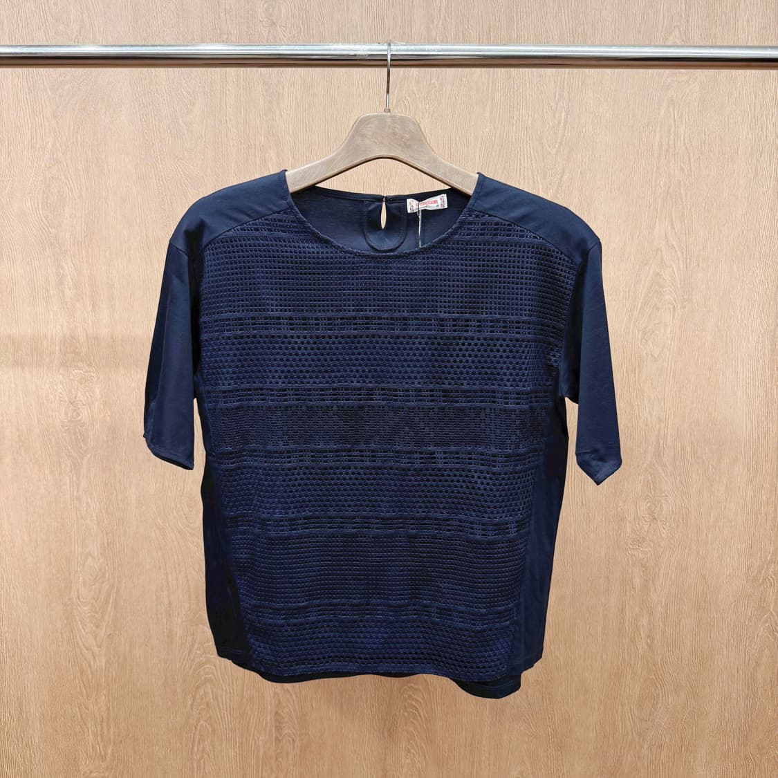 맥그리거 매쉬 믹스 반팔 블라우스 레이스 펀칭 디테일 네이비 상품이미지2