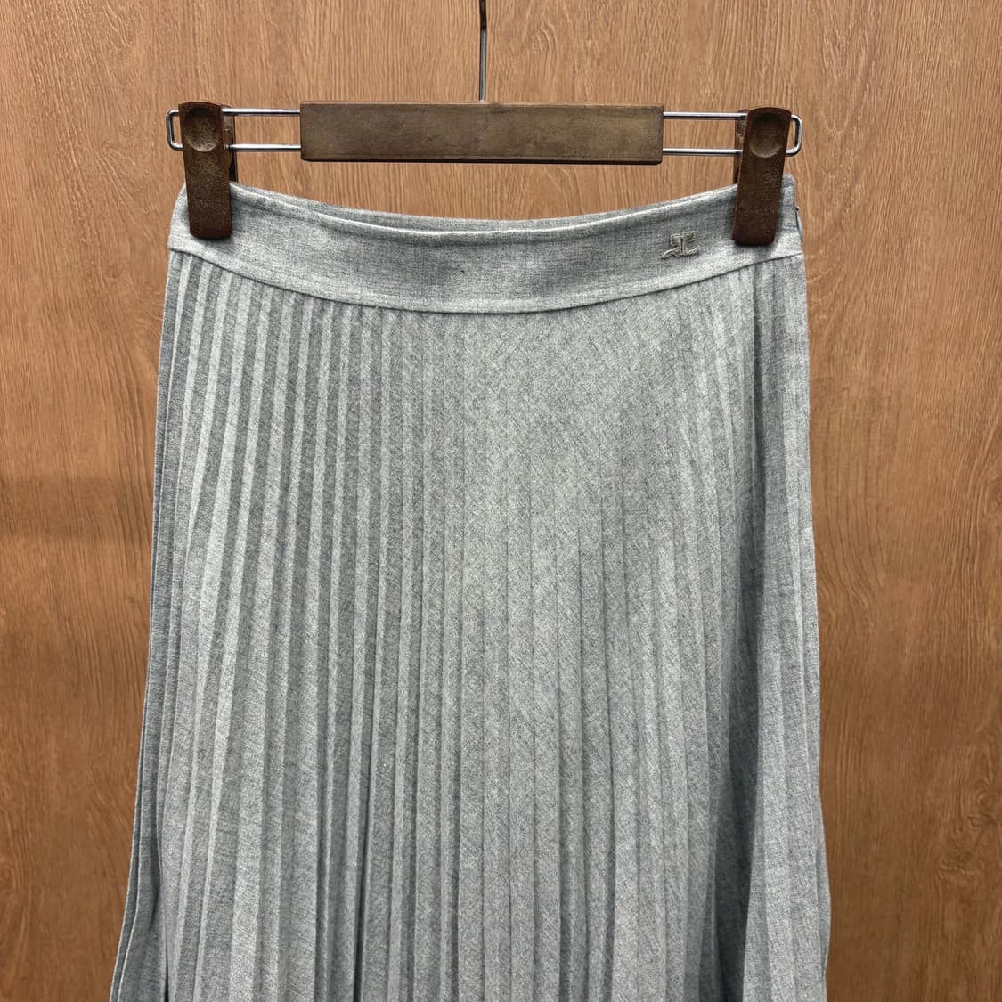 꾸레쥬 울 미디 스커트 플리츠 로고 자수 디테일 그레이 상품이미지4