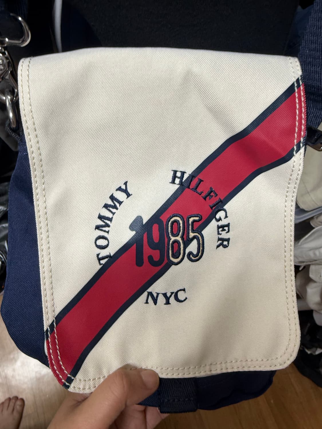 타미힐피거 1985 크로스백 상품이미지2