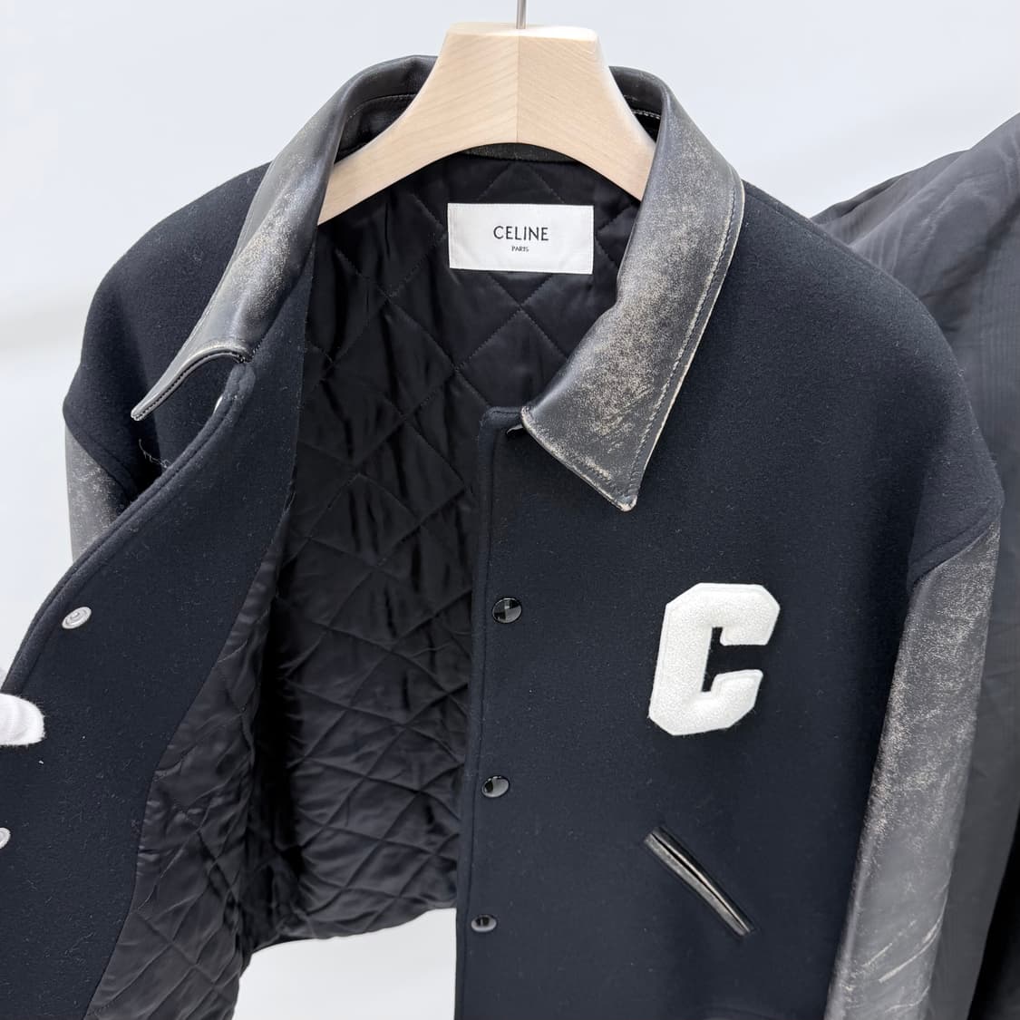 [S+급/54] 25FW 셀린느 C 로고 테디 바시티 자켓 블랙 상품이미지7