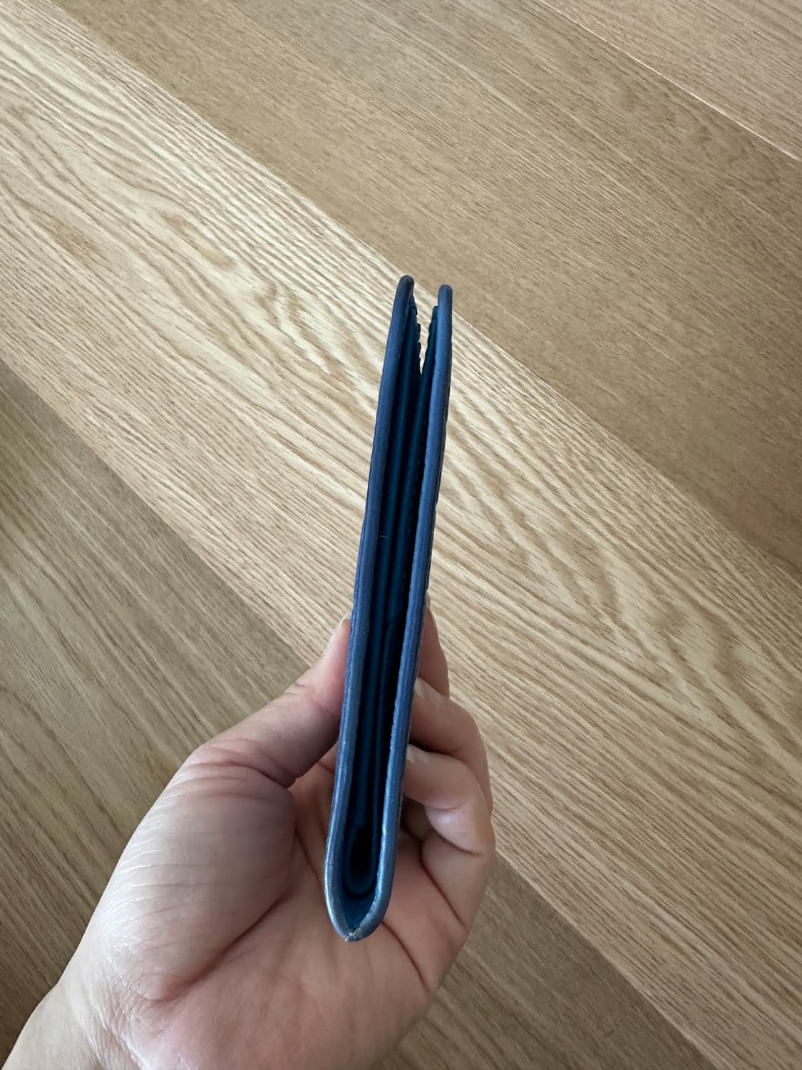 팔라스 P 엠보스 빌 폴드 지갑 네이비 블루 - 21FW 상품이미지6