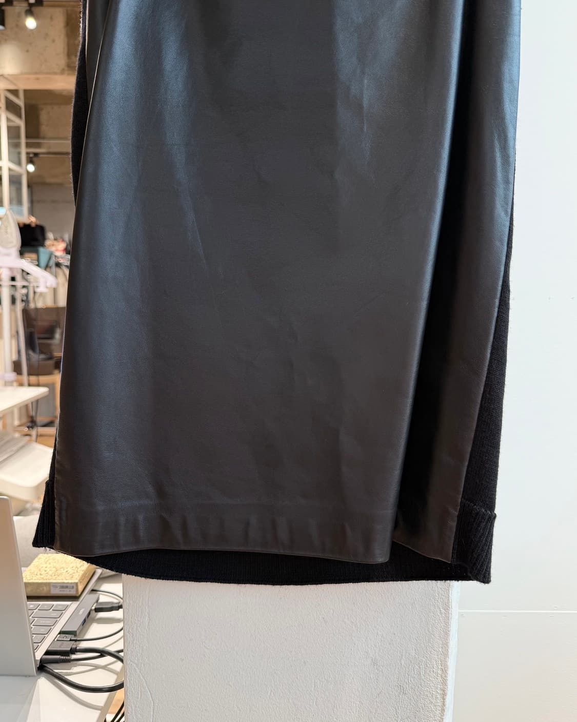 메종 마르지엘라 블랙 하프레더 미디스커트  상품이미지4