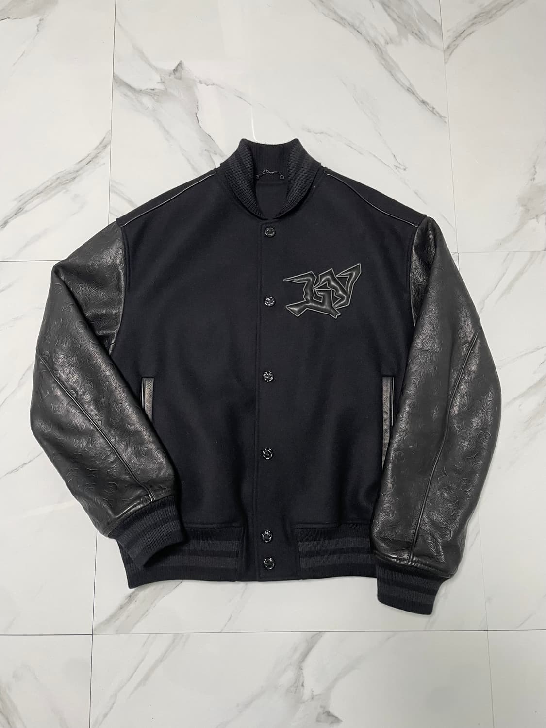 루이비통 엠보스 모노그램 레더 바시티 자켓 48 백화점택 상품이미지1