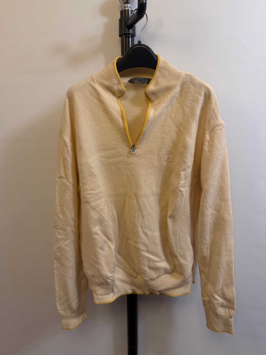 지방시 카라 니트 반집업 상품이미지2