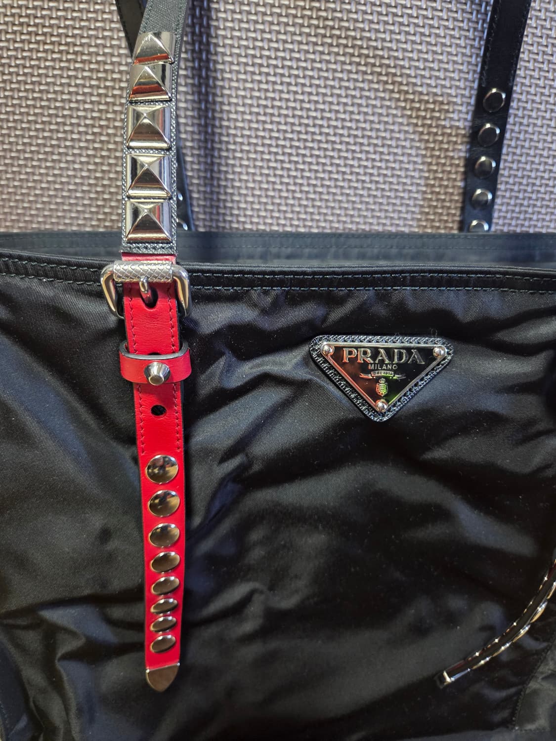 프라다 나일론 사피아노 콤비 스터드 쇼퍼백 상품이미지3