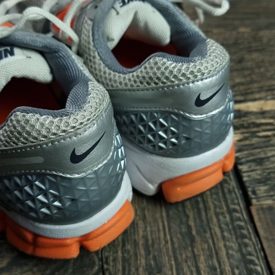 [나이키] 줌 보메로 5 퓨어 플래티넘 앤 레이저 오렌지 M18547 상품이미지8