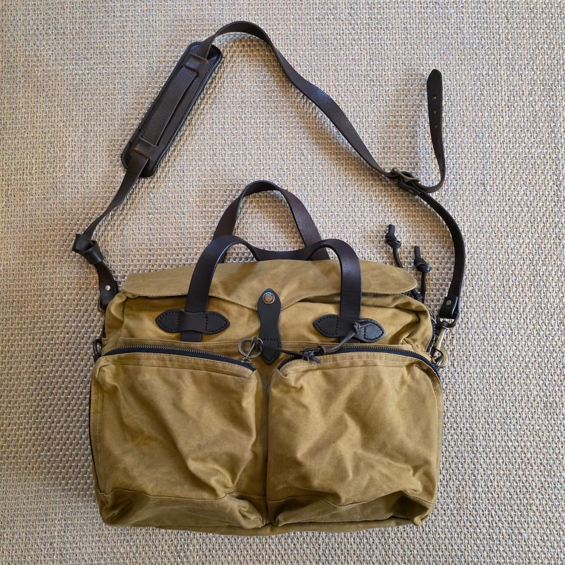 Filson 필슨 경량화 왁스드 코튼 켄버스 필드백 가방 상품이미지1