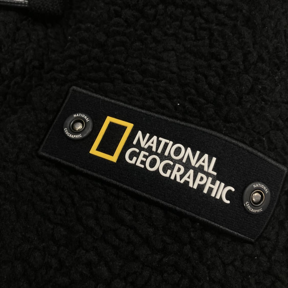 내셔널 지오그래픽 블랙 컬러 스몰 로고 와펜 쉐르파 자켓 상품이미지3
