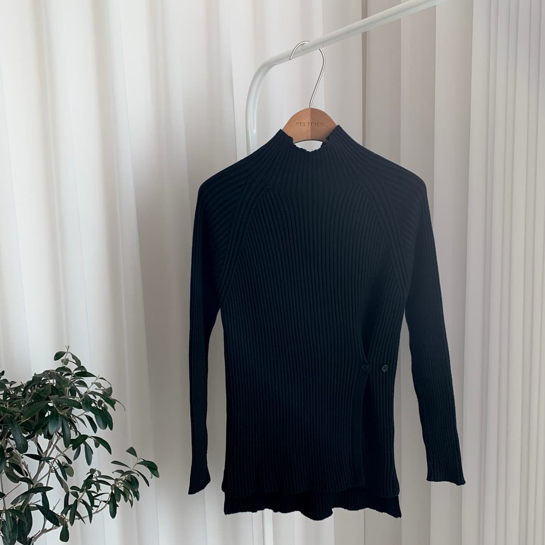 반폴라 옆트임 버튼조절 골지 슬림 블랙 니트 상품이미지1