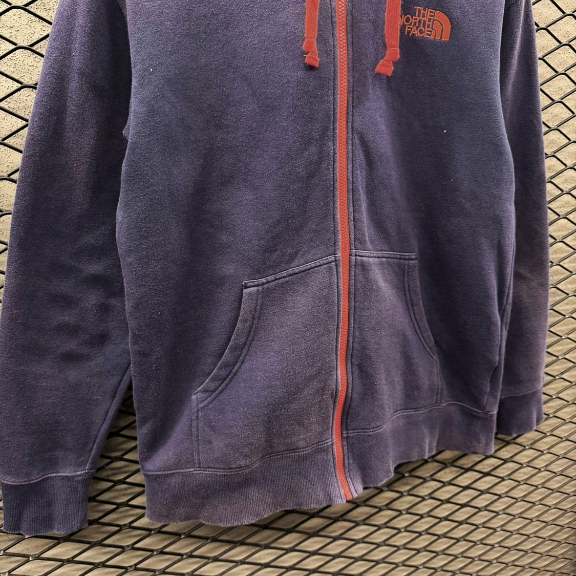 노스페이스 하이라이트 후드집업 기모안감 레드포인트 후면 빅로고 디테일 상품이미지5