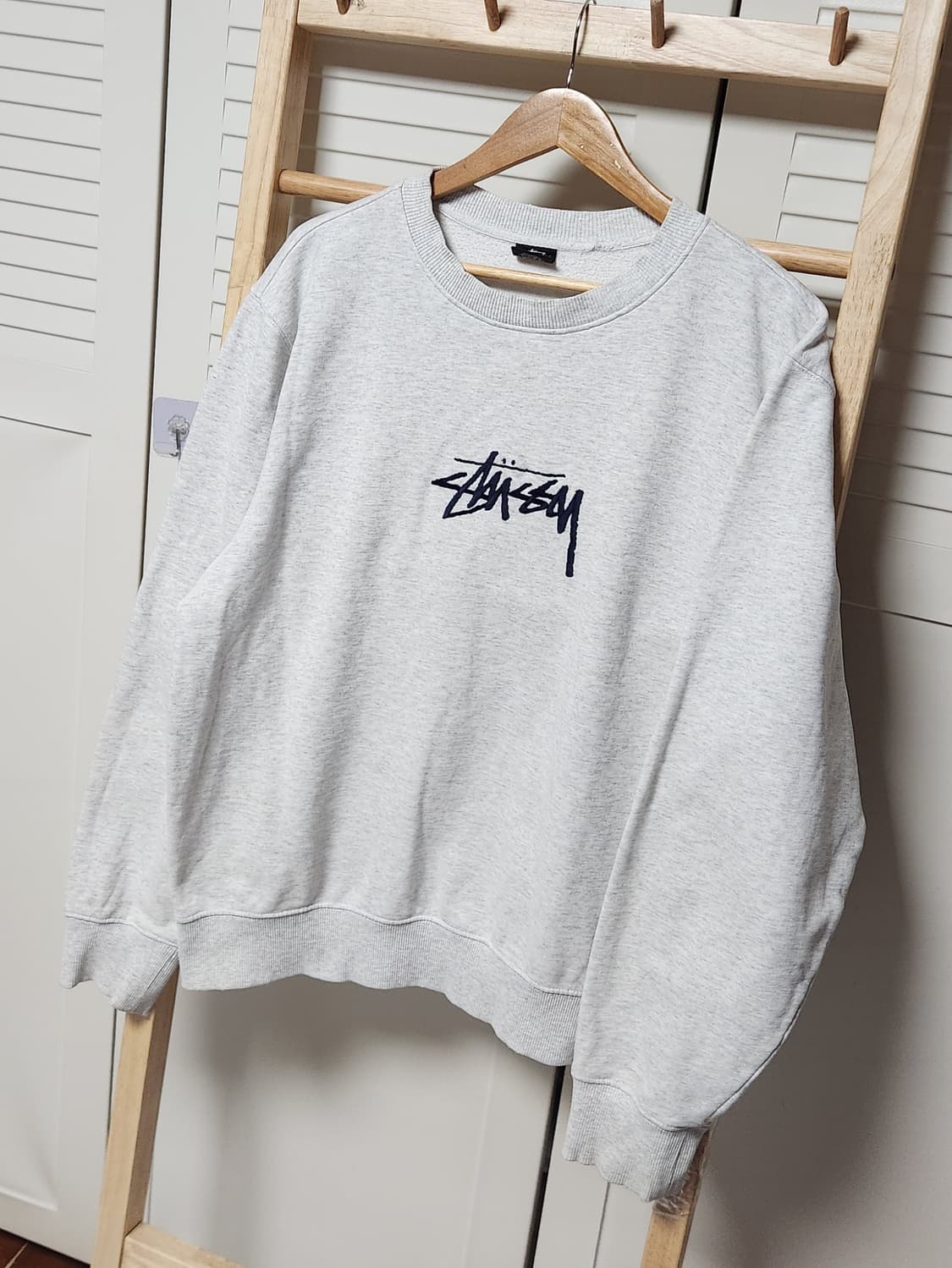 스투시 빅로고 라이트그레이 오버핏 맨투맨 상품이미지3