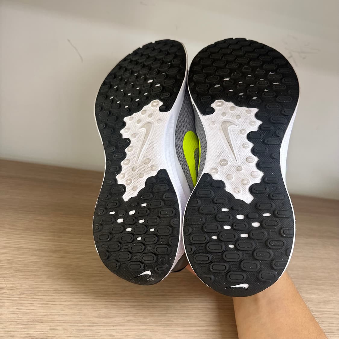 [265] 나이키 레볼루션 7 그레이 볼트 런닝화 상품이미지5