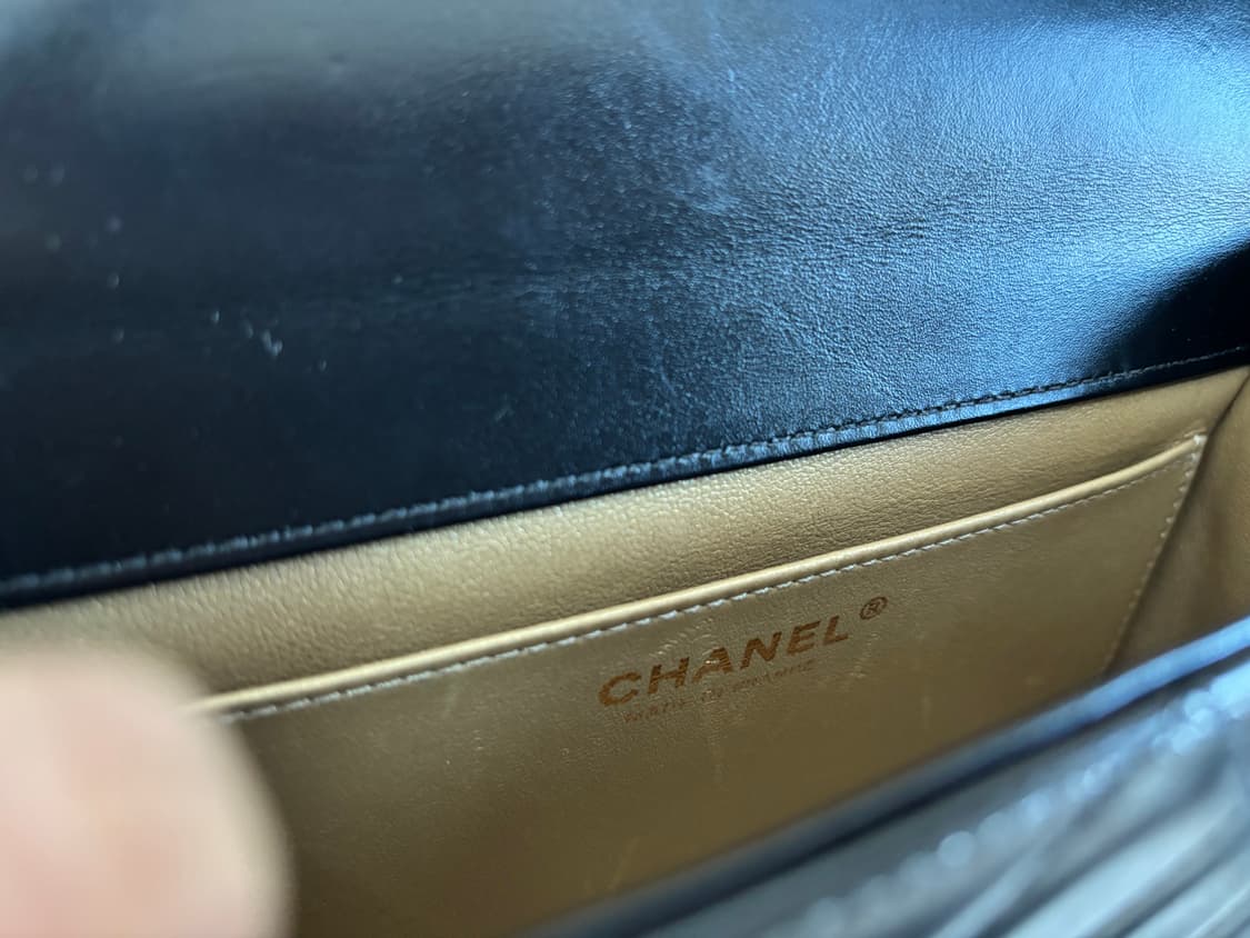 샤넬 스몰 플랩백 카프스킨 & 골드 메탈 블랙 상품이미지3