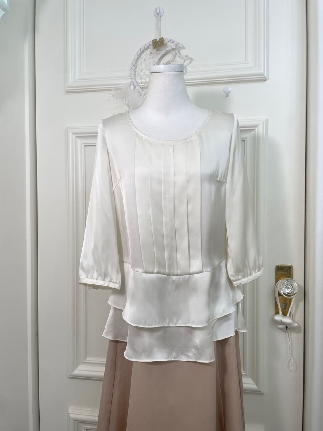 ivory satin pleats ruffle blouse(size-S) 상품이미지1