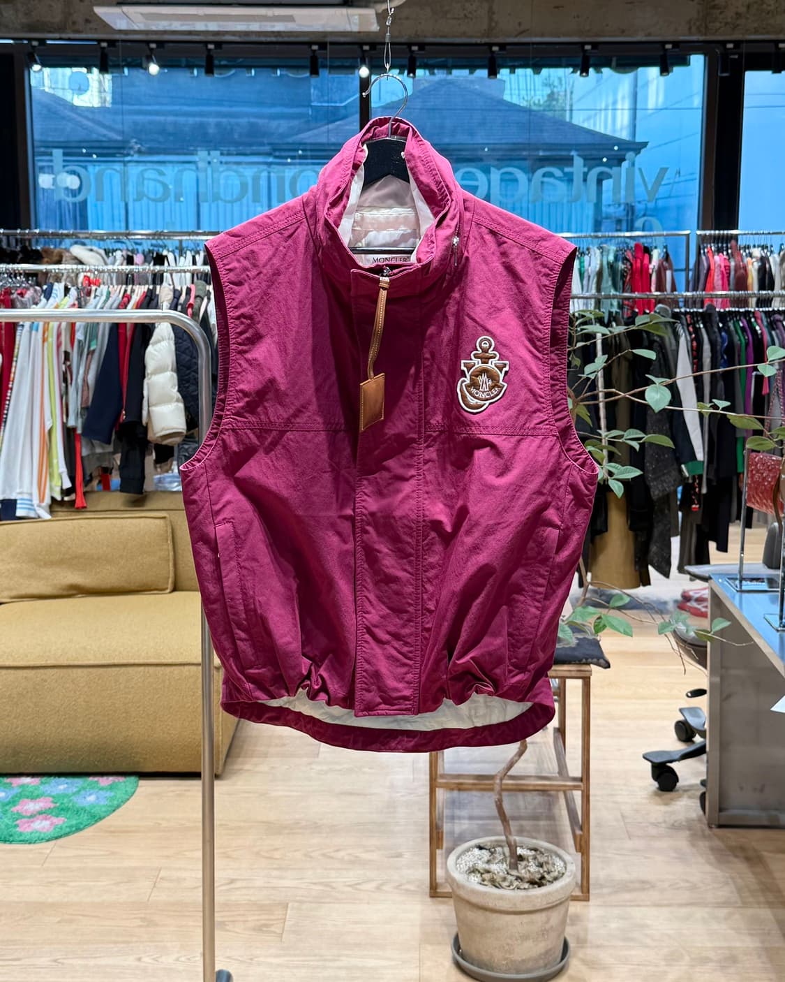 몽클레르 x jw앤더슨 핑크 트라이판 베스트 점퍼  상품이미지1