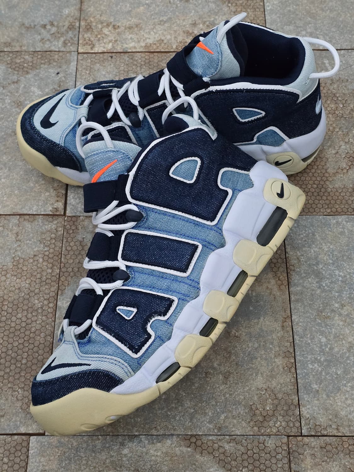 (260)나이키 에어 모어 업템포 96 데님 상품이미지3