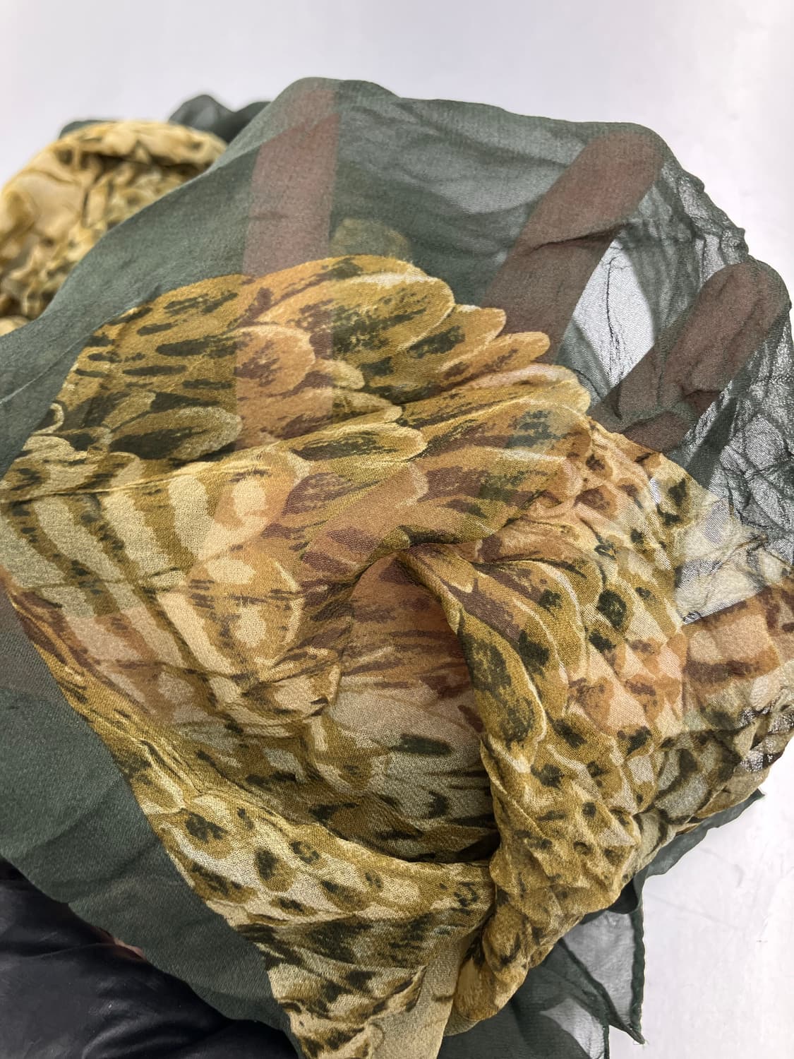 깃털 텍스쳐 실크 머플러  상품이미지2