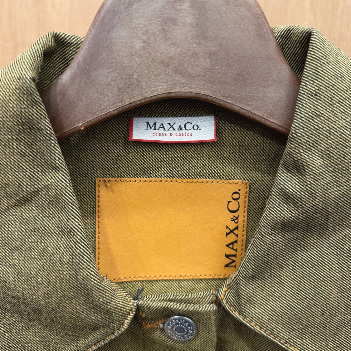 막스앤코 슬림핏 클래식 데님 트러커 자켓 버튼 플랩 포켓 디테일 카키 상품이미지6