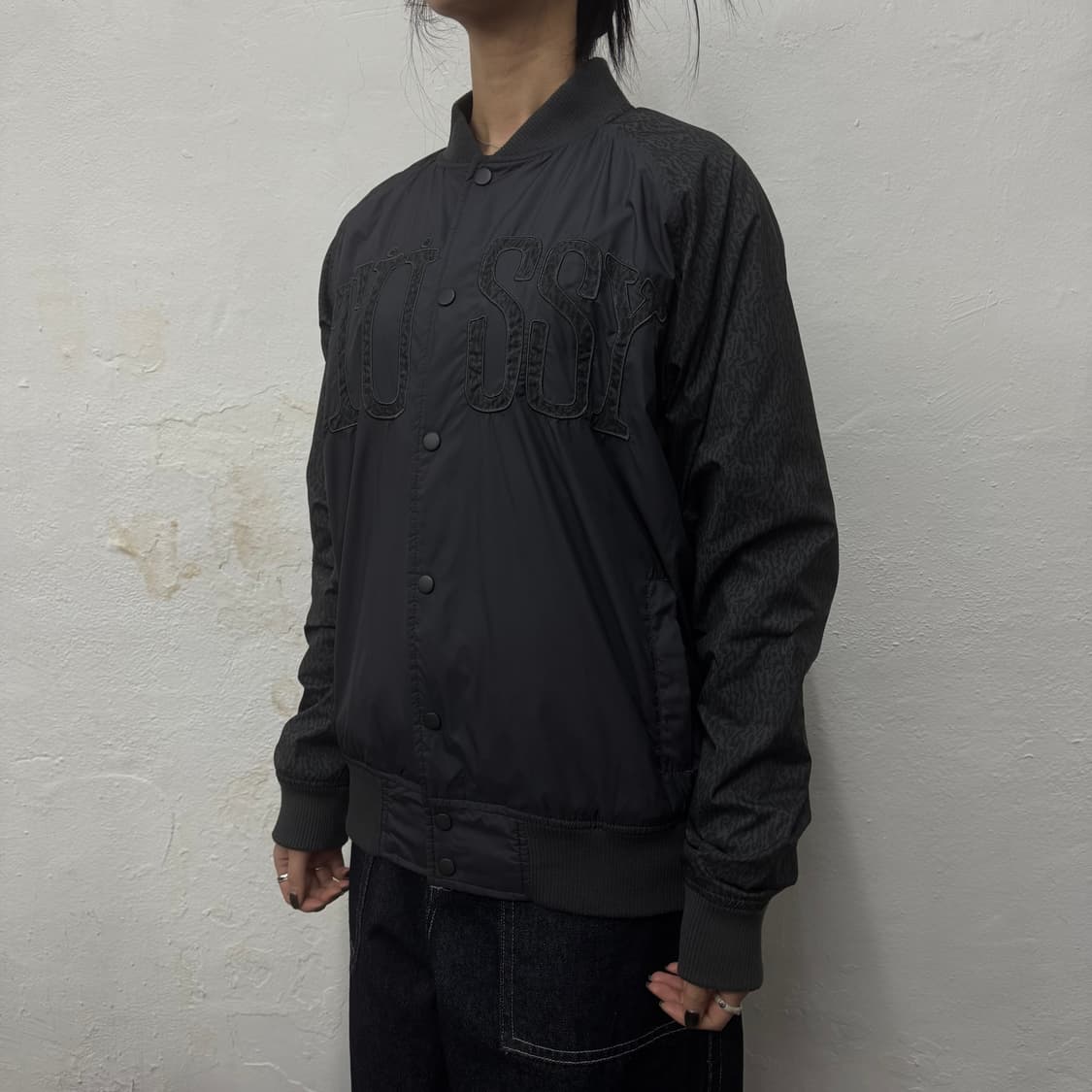 스투시(STUSSY) 차콜컬러 아치 패치로고 레오파드 슬리브 봄버 자켓 상품이미지1