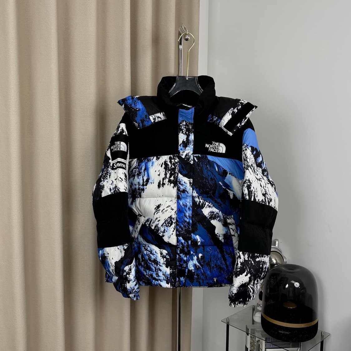 슈프림 x 노스페이스 마운틴 발토로 자켓 블루 화이트 - 17FW 상품이미지1