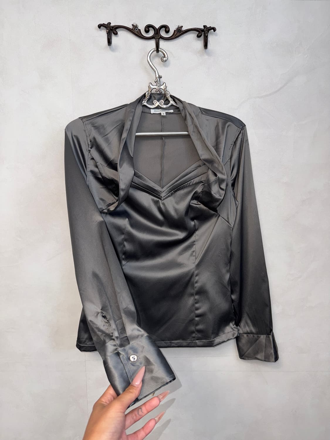 Charcoal satin halter detail blouse 상품이미지4