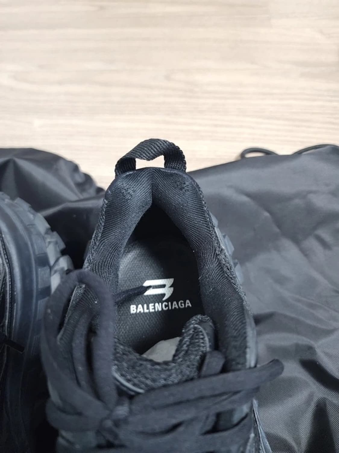 발렌시아가 디펜더 블랙 42 상품이미지5