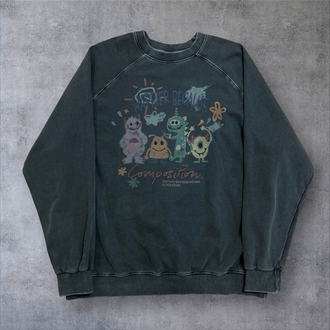 꼼파뇨 스튜디오 빅로고 피그먼트 차콜 맨투맨 상품이미지1