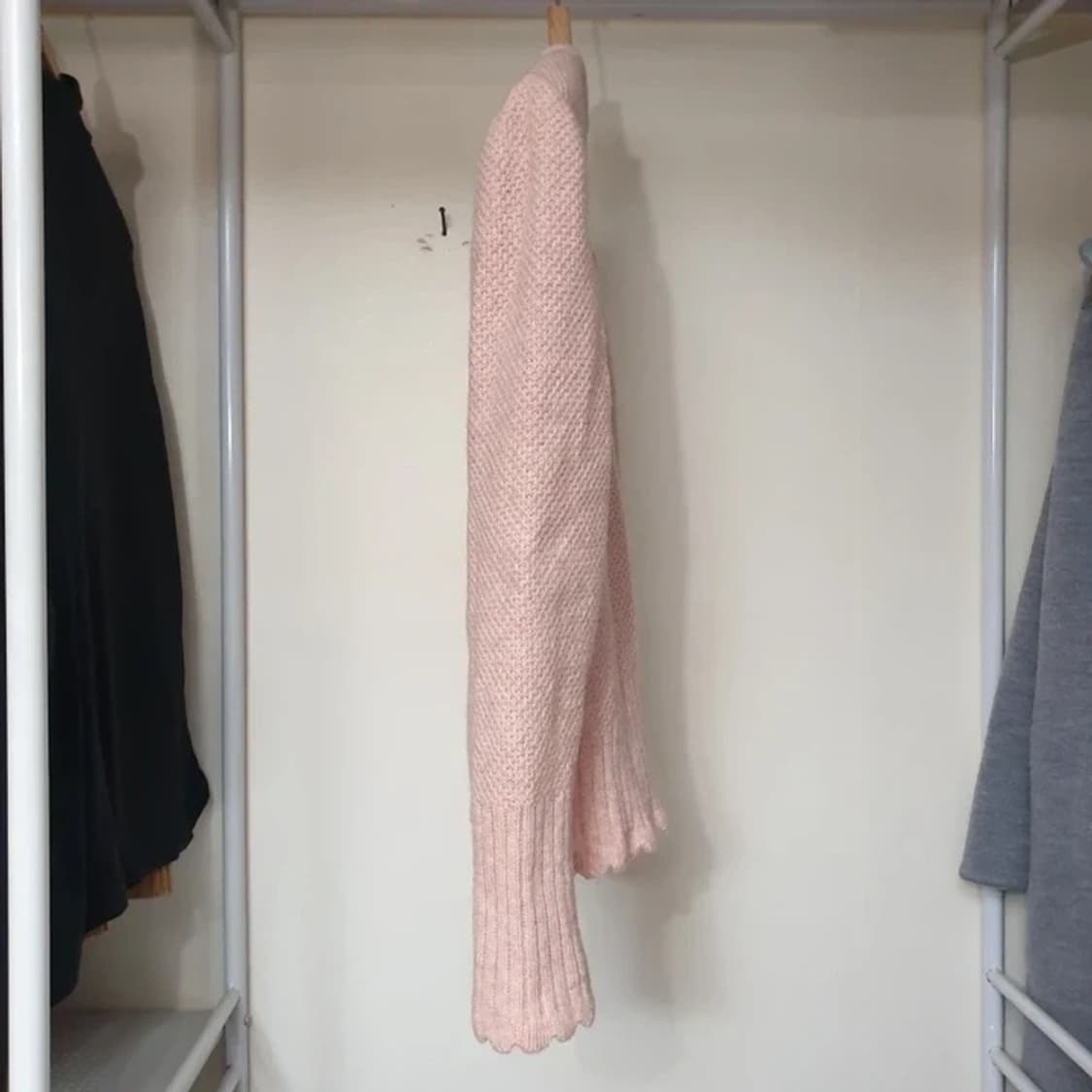 명품 GEIGER 가이거 베이비핑크 입체 플라워자수 와플니트 가디건 상품이미지3