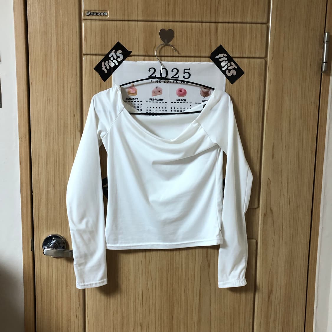 화이트 오프숄더 티셔츠 ⏱️  상품이미지1