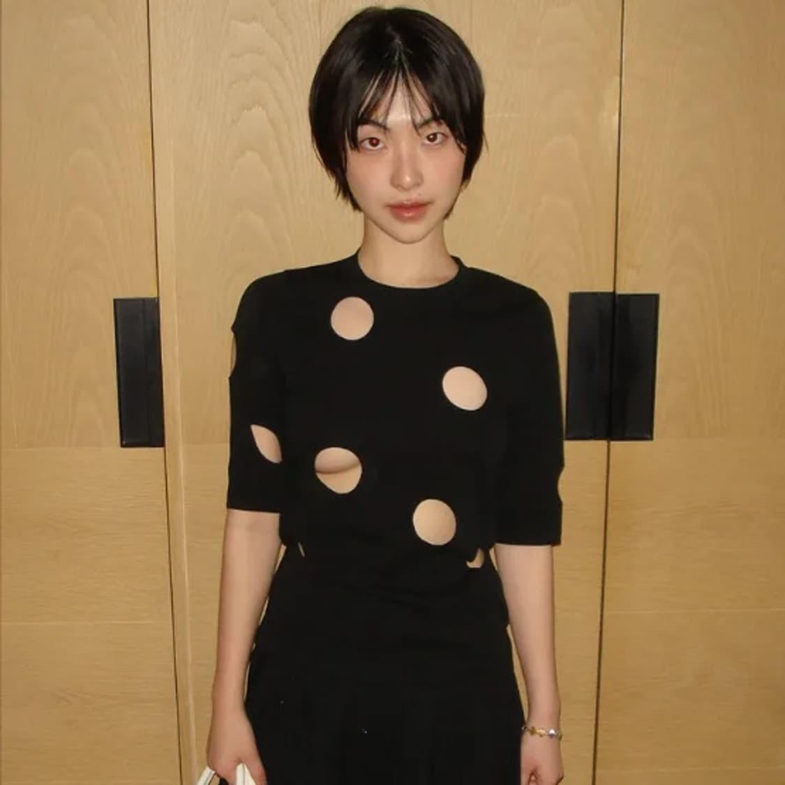 마조네 HOLE DETAIL T-SHIRT BLACK 상품이미지1